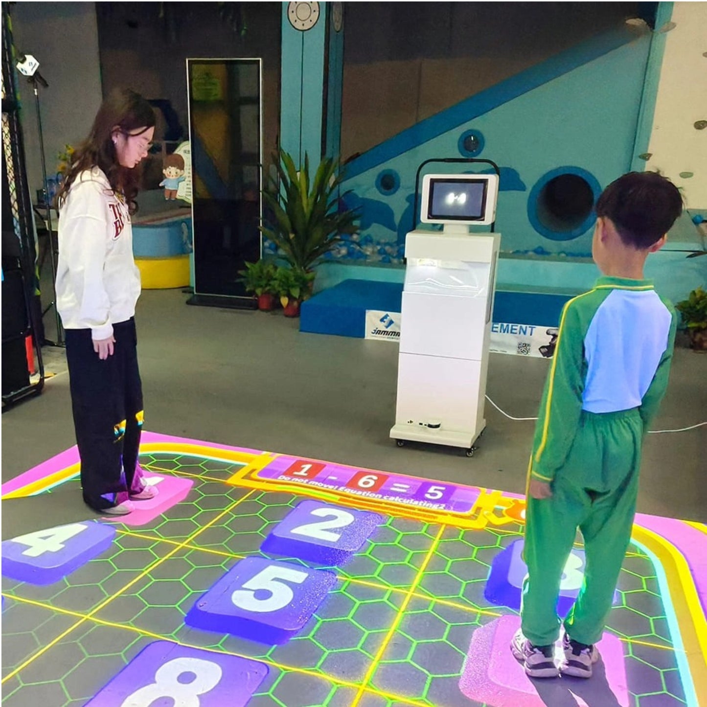 Kindermatic Mobile All-In-One Floor Interactive Projection System Bundle with 50 Interactive Games 移動式地面互動投影遊戲系統一體機 包含50個互動遊戲