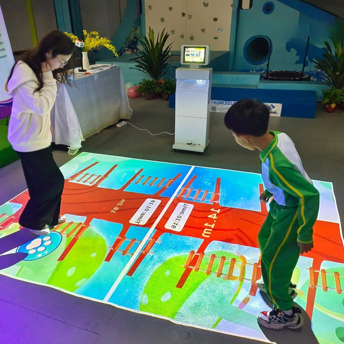 Kindermatic Mobile All-In-One Floor Interactive Projection System Bundle with 50 Interactive Games 移動式地面互動投影遊戲系統一體機 包含50個互動遊戲
