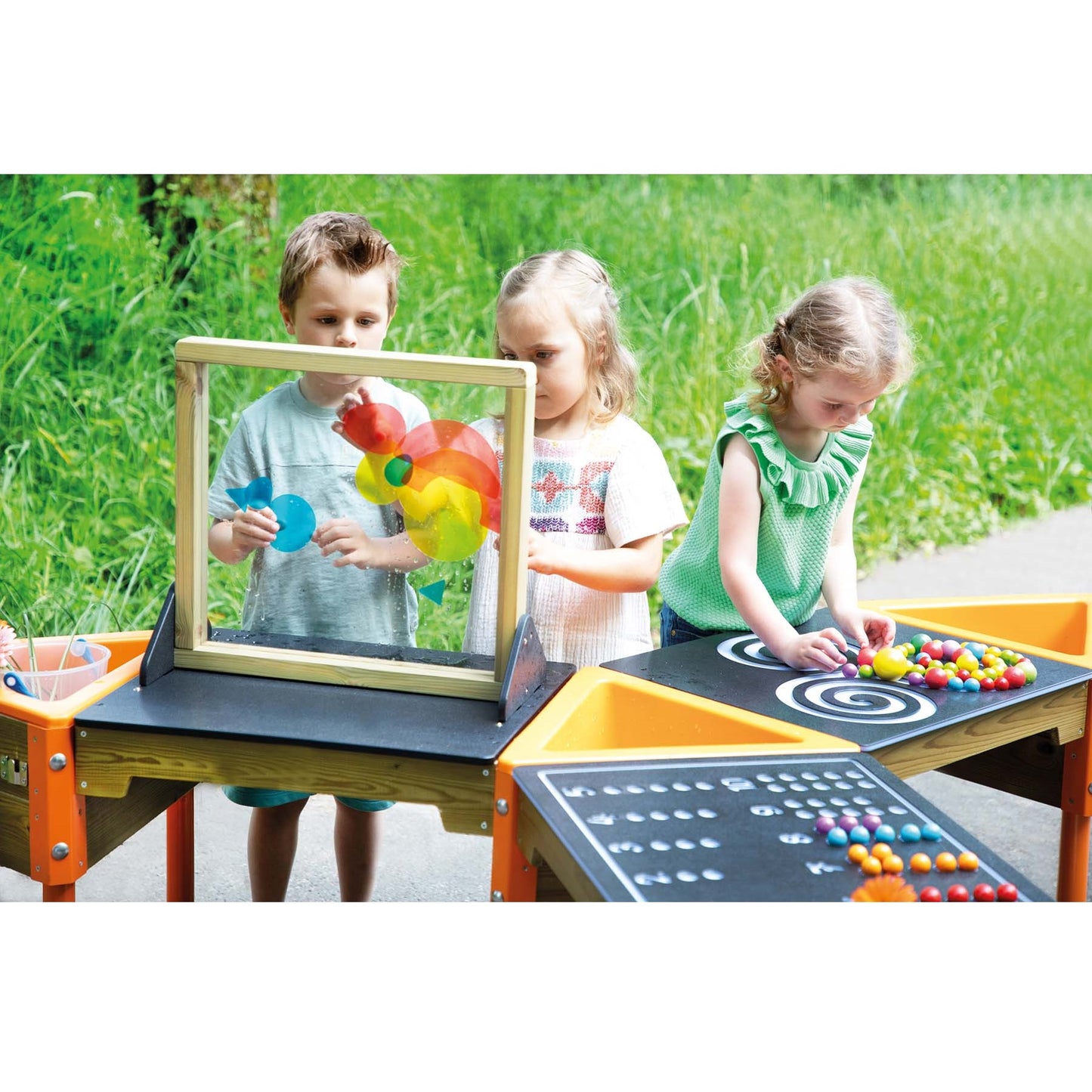 Beleduc Activity Table game board with "Painting frame"透明畫架